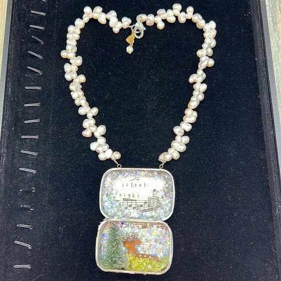 ⭐️Adorned Crown Jewelry assemblage Christmas silent night shadow box necklace - Picture 4 of 11